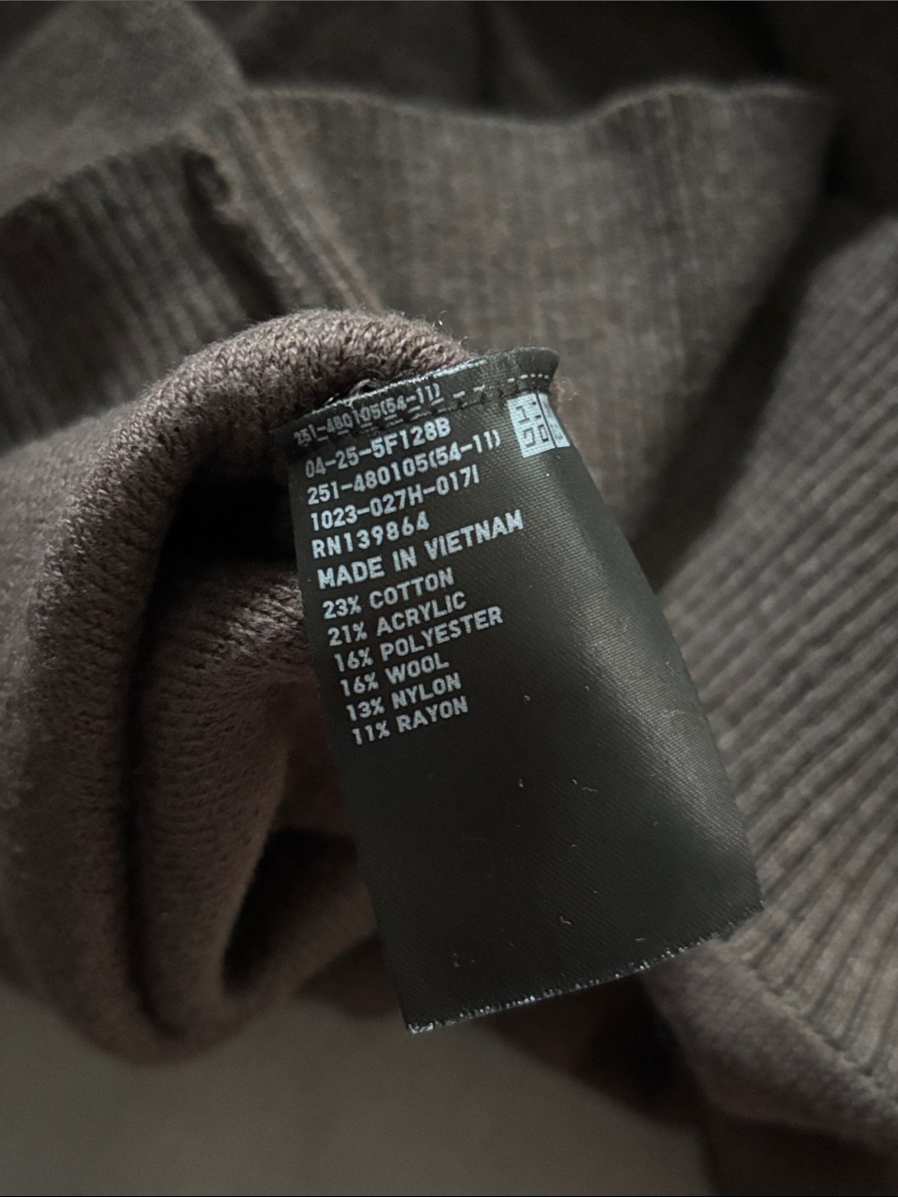 Uniqlo Women’s Brown Crewneck Knit Sweater - Picture 4 of 4